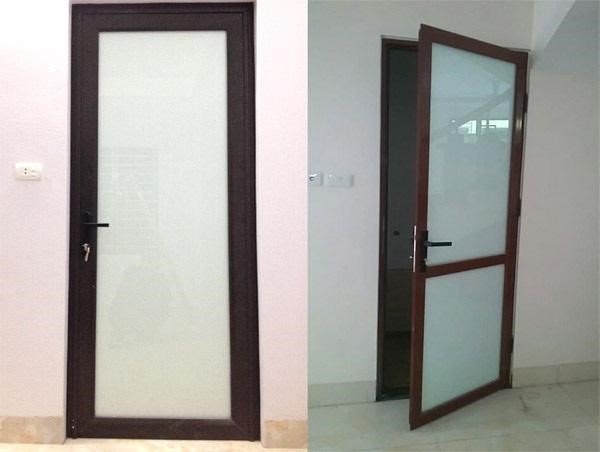 Mẫu cửa nhà tắm, nhà vệ sinh nhôm kính màu nâu và màu vân gỗ