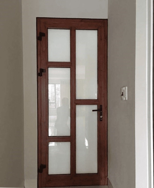 Mẫu cửa nhôm kính Xingfa nhà vệ sinh sơn giả gỗ