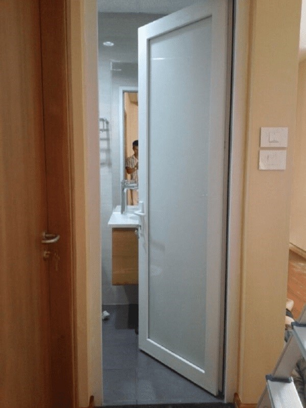Mẫu nhà vệ sinh nhôm kính có kính nhúng axit mờ hai mặt cho WC