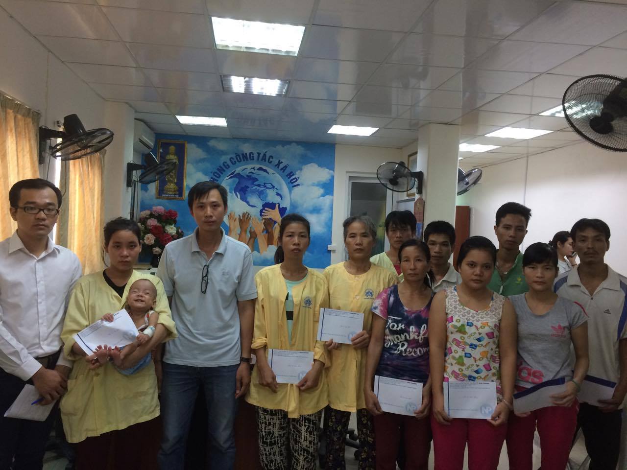 Trao qua tu thien tai Benh vien Nhi TW